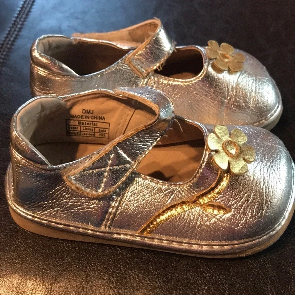 Tinyi‎ Silver Metallic Toddler Mary Jane Shoes Gold Flower Applique Size 6 DMJ